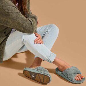NWOT ** OluKai Hila Heu Plush Curly Shearling Sandal